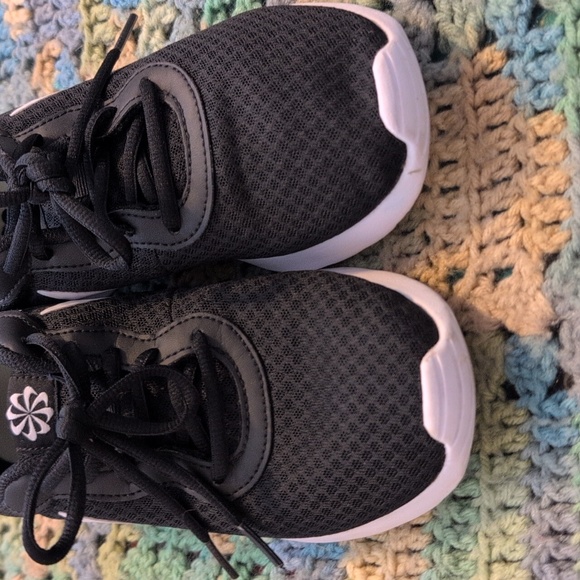 Nike Black and White Women's sneakers size 7 - Picture 5 of 6